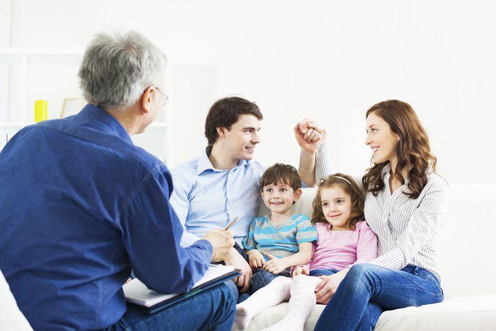 Terapeuta rozmawiający z rodziną